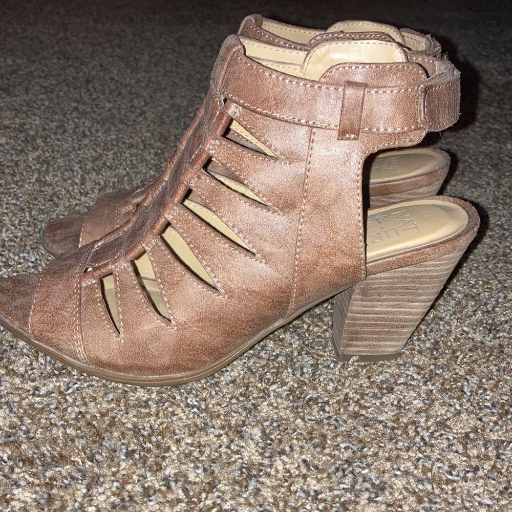 Naturalizer Heels - Picture 5 of 6